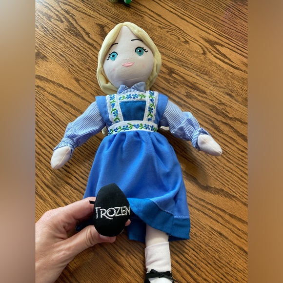Disney Frozen on Broadway- Elsa Doll 15 inch plush - Picture 4 of 4